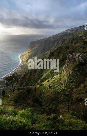 Abendliche Atmosphäre, Miradouro da Raposeira, Klippen, Küste und Meer, Paul do Mar, Madeira, Portugal Stockfoto