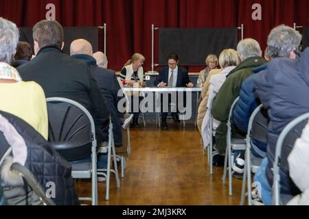 Ingatestone, Großbritannien. 27. Januar 2023. Ingatestone Essex 27. Januar 2023 Öffentliche Sitzung in Ingatestone, Essex, unter dem Vorsitz des Abgeordneten Alex Burghart, um gegen das National Grid Essex, Suffolk und Norfolk Pylon-Programm zu protestieren. Ostanglia-Grünland-Vorschlag, an dem etwa 100 Mitglieder der Öffentlichkeit teilnahmen. Auf der Plattform befanden sich (von links nach rechts) Stadträtin Noelle Hones, Alex Burghart MP und Stadtrat Lesley Wagland OBE Credit: Ian Davidson/Alamy Live News Stockfoto