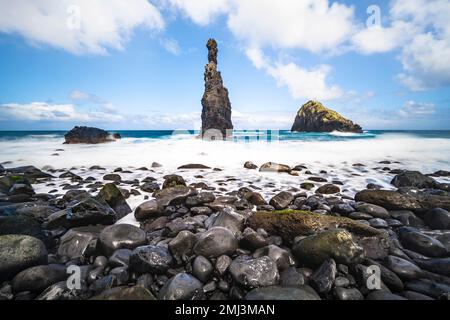 Lange Exposition, felsiger Strand, Felsformation Ilheus da Rib und Ilheu da Ruama im Meer, Praia da Ribeira da Janela, Madeira, Portugal Stockfoto