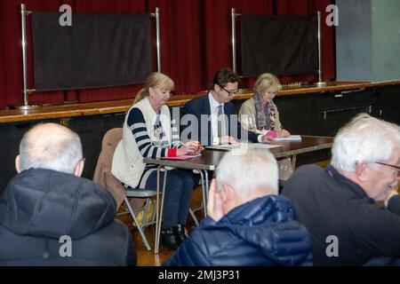 Ingatestone, Großbritannien. 27. Januar 2023. Ingatestone Essex 27. Januar 2023 Öffentliche Sitzung in Ingatestone, Essex, unter dem Vorsitz des Abgeordneten Alex Burghart, gegen die auf dem Grünland von Ostanglia basierenden Vorschläge zum National Grid Essex, Suffolk und Norfolk Pylon-Programm. Etwa 100 Mitglieder der Öffentlichkeit nahmen Teil. Auf der Plattform (von links nach rechts) Ratsmitglied Frau Noelle Hones, Alex Burghart MP und Ratsmitglied Lesley Wagland OBE Credit: Ian Davidson/Alamy Live News Stockfoto