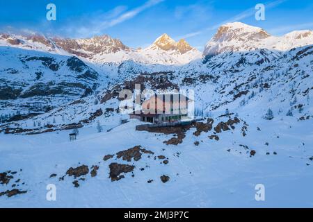 Blick auf den Rifugio Calvi im Winter. Carona, Val Brembana, Alpi Orobie, Bergamo, Provinz Bergamo, Lombardei, Italien, Europa. Stockfoto