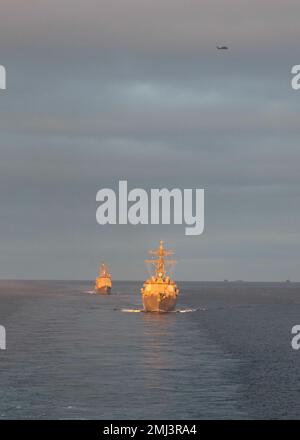 220825-N-ZG822-1050 STRASSE VON GIBRALTAR (AUG 25, 2022) der Arleigh Burke-Klasse Lenkrakenzerstörer USS Truxtun (DDG 103), Front, und der Ticonderoga-Klasse Lenkrakenkreuzer USS Leyte Gulf (CG 55) durchfahren die Straße von Gibraltar ins Mittelmeer, 25. August 2022. The George H.W. Die Bush Carrier Strike Group (GHWBCSG) besteht aus dem Flugzeugträger USS George H.W. der Nimitz-Klasse Bush (CVN 77), Carrier Air Wing (CVW) 7, Destroyer Squadron 26, der Information Warfare Commander und der Ticonderoga-Klasse-Lenkraketen-Kreuzer USS Leyte Gulf (CG 55). Das GHWBCSG steht auf dem Plan Stockfoto