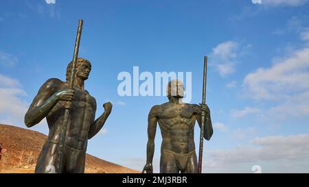 Bronzestatuen, Guanche-Könige, Ayose und Guize, Statuen ohne Beine, Mirador Morro Velosa, Blauer Himmel, weiße Wolken, Fuerteventura, Kanarische Inseln Stockfoto