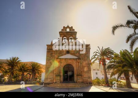 Iglesia de Nuestra Senora de la Pena, Kirche, Portal, Weitwinkel, Palmen, Hintergrundbeleuchtung, HDR, Vega Rio Las Palmas, Inselinnenraum, Fuerteventura Stockfoto