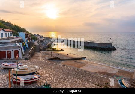 Sonnenuntergang im Fischereihafen der Stadt Guethary in der Provinz Lapurdi. Französisches Baskenland, Departement Pyrenäen-Atlantiques Stockfoto