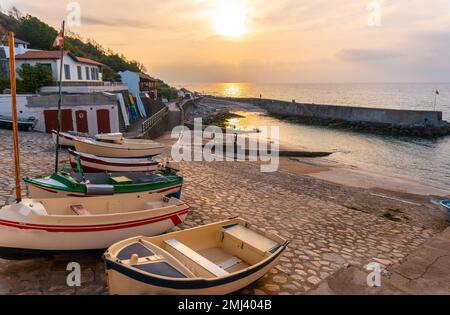 Sonnenuntergang im Fischereihafen der Stadt Guethary in der Provinz Lapurdi. Französisches Baskenland, Departement Pyrenäen-Atlantiques Stockfoto