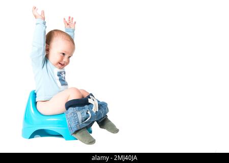 Ein glücklicher, einjähriger Junge, der Spaß am Kammertopf hat, isoliert auf weißem Hintergrund Stockfoto