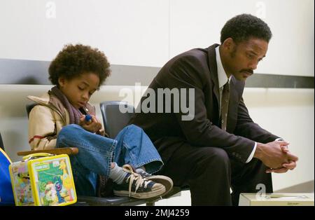 THE PURSUIT OF HAPPYNESS 2006 Sony Pictures veröffentlicht einen Film mit will Smith auf der rechten Seite und Jaden Smith. Hinweis: Dies ist die korrekte Schreibweise des Titels. Stockfoto