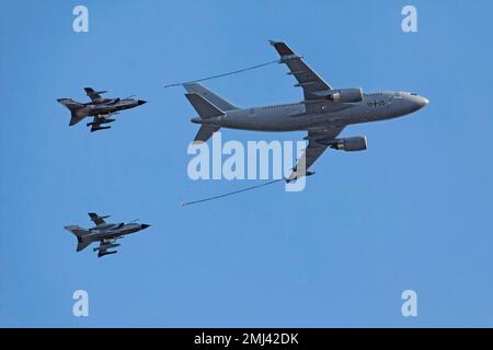 Luftbetankung, Airbus A310MRTT und Panavia Tornado der Deutschen Luftwaffe, ILA, Internationale Luft- und Raumfahrtausstellung Schönefeld, Berlin, Deutschland Stockfoto