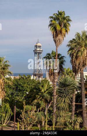 Der botanische Garten Montjuic und die Seilbahntürme des Hafens in der Stadt Barcelona Stockfoto