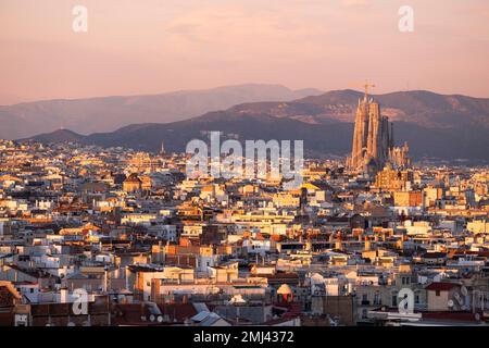 Panoramablick über die Stadt Barcelona und die Basilika der Sagrada Familia des Architekten Antonio Gaudi Stockfoto