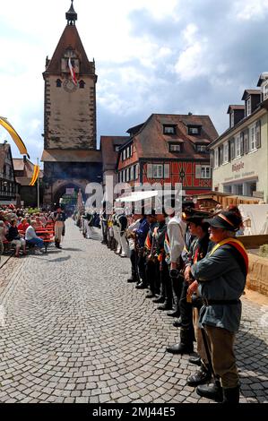 Abschied von der Wache der Bürgergardenvereinigung bei einem Festival in Gengenbach, Baden-Württemberg Stockfoto