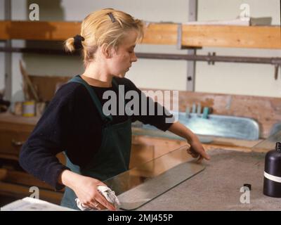 Weibliche Arbeiterinnen im Fachhandel, wie hier in einem Glaserladen auf der 15.4.1987 in Iserlohn, sind immer noch ziemlich selten, DEU, Deutschland Stockfoto