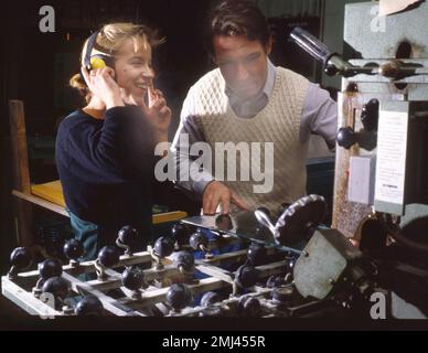 Weibliche Arbeiterinnen im Fachhandel, wie hier in einem Glaserladen auf der 15.4.1987 in Iserlohn, sind immer noch ziemlich selten, DEU, Deutschland Stockfoto