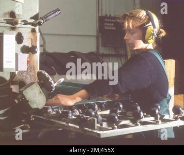 Weibliche Arbeiterinnen im Fachhandel, wie hier in einem Glaserladen auf der 15.4.1987 in Iserlohn, sind immer noch ziemlich selten, DEU, Deutschland Stockfoto