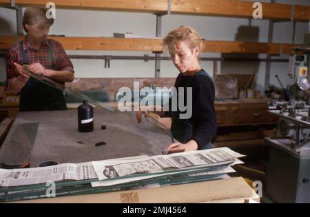 Weibliche Arbeiterinnen im Fachhandel, wie hier in einem Glaserladen auf der 15.4.1987 in Iserlohn, sind immer noch ziemlich selten, DEU, Deutschland Stockfoto