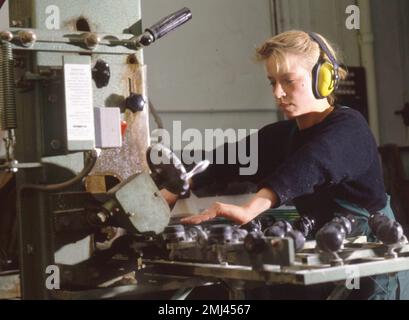 Weibliche Arbeiterinnen im Fachhandel, wie hier in einem Glaserladen auf der 15.4.1987 in Iserlohn, sind immer noch ziemlich selten, DEU, Deutschland Stockfoto