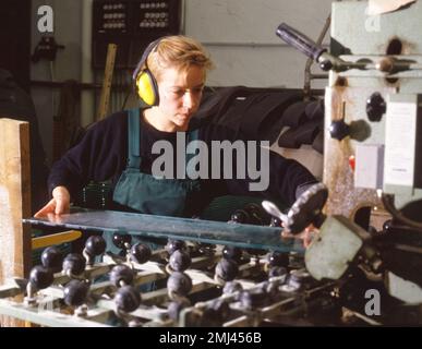 Weibliche Arbeiterinnen im Fachhandel, wie hier in einem Glaserladen auf der 15.4.1987 in Iserlohn, sind immer noch ziemlich selten, DEU, Deutschland Stockfoto