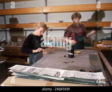 Weibliche Arbeiterinnen im Fachhandel, wie hier in einem Glaserladen auf der 15.4.1987 in Iserlohn, sind immer noch ziemlich selten, DEU, Deutschland Stockfoto