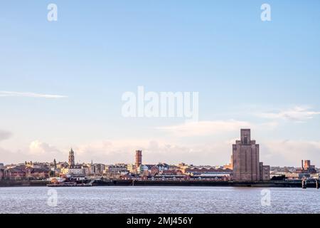 Birkenhead Ufer, gesehen auf der anderen Seite des Flusses Mersey von Liverpool. Der hohe Bau rechts ist ein Lüftungsschacht für den Queensway Mersey Tunnel Stockfoto
