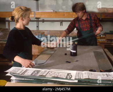 Weibliche Arbeiterinnen im Fachhandel, wie hier in einem Glaserladen auf der 15.4.1987 in Iserlohn, sind immer noch ziemlich selten, DEU, Deutschland Stockfoto