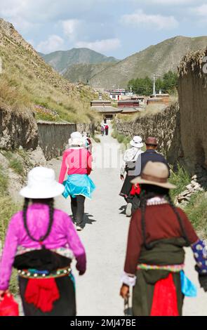 Tibetische Pilger auf dem Kora, Kloster Ibete Labrang, Xiahe, Provinz Gansu, China Stockfoto