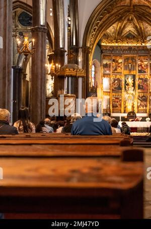 Gläubige in der Kirche, im Inneren, in der Kathedrale von Funchal, in der Altstadt, in Funchal, Madeira, Portugal Stockfoto