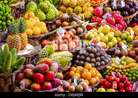 Obst- und Obststand im Mercado dos Lavradores, Funchal, Madeira, Portugal Stockfoto