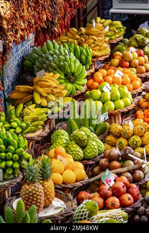 Obst- und Obststand im Mercado dos Lavradores, Funchal, Madeira, Portugal Stockfoto