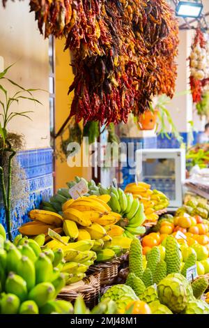 Obst und Gemüse im Mercado dos Lavradores, Funchal, Madeira, Portugal Abschaltdruck Stockfoto