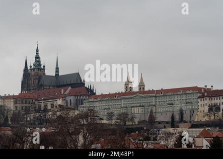 Prag, Tschechische Republik. 27. Januar 2023. Prager Burgsitz des tschechischen Präsidenten während des ersten Tages der zweiten Runde der Präsidentschaftswahlen in der Tschechischen Republik. Die zweite Runde der Präsidentschaftswahlen in der Tschechischen Republik findet am 27. Und 28. Januar 2023 statt. Der ehemalige Militärgeneral Petr Pavel steht dem ehemaligen tschechischen Premierminister, dem Vorsitzenden der politischen Bewegung ANO und dem Milliardär Andrej Babis gegenüber. Kredit: SOPA Images Limited/Alamy Live News Stockfoto