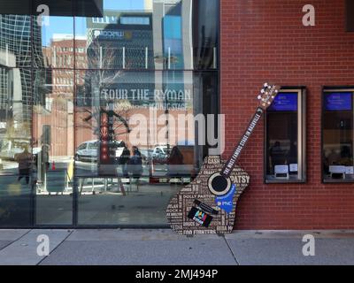 Gitarre lehnt sich am Eingang des Ryman Auditorium an die Wand Stockfoto