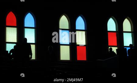 Ryman Auditorium, Nashville, TN, Buntglasfenster mit Silhouetten von Menschen Stockfoto