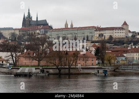 Prag, Tschechische Republik. 27. Januar 2023. Prager Burgsitz des tschechischen Präsidenten während des ersten Tages der zweiten Runde der Präsidentschaftswahlen in der Tschechischen Republik. Die zweite Runde der Präsidentschaftswahlen in der Tschechischen Republik findet am 27. Und 28. Januar 2023 statt. Der ehemalige Militärgeneral Petr Pavel steht dem ehemaligen tschechischen Premierminister, dem Vorsitzenden der politischen Bewegung ANO und dem Milliardär Andrej Babis gegenüber. (Foto: Tomas Tkacik/SOPA Images/Sipa USA) Guthaben: SIPA USA/Alamy Live News Stockfoto