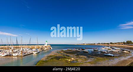 Vergnügungsboote und Leuchtturm im Hafen von La Flotte, La Flotte-en-Re, Ile de Re, Nouvelle-Aquitaine, Aquitaine, Frankreich Stockfoto