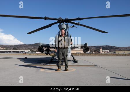 USA Lieutenant General Steven R. Rudder, Commander, USA Marine Corps Forces, Pacific, posiert für ein Foto vor einer AH-1Z Viper vom Marine Light Attack Helicopter Squadron 369, Marine Aircraft Group 39, 3. Marine Aircraft Wing, für seinen letzten Flug auf der Marine Corps Air Station Camp Pendleton, Kalifornien, 25. August 2022. Der Flug war ein bedeutender Anlass für Rudder, der sich nach 38 Jahren im Dienst der weltbesten Kampfmacht zurückzieht. Seit 2020 befehligt Rudder zwei Drittel der Einsatzkräfte des Marine Corps, die sich für die Erhaltung eines freien und offenen Indo einsetzen Stockfoto