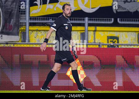 BREDA, NIEDERLANDE - JANUAR 27: Stellvertretender Schiedsrichter Tom Vanpoucke während des niederländischen Keukenkampioendivisie-Spiels zwischen NAC Breda und Jong AZ im Rat Verlegh Stadion am 27. Januar 2023 in Breda, Niederlande (Foto von Joris Verwijst/Orange Pictures) Stockfoto