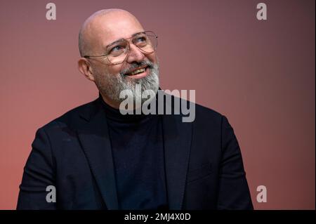 Turin, Italien. 27. Januar 2023 Stefano Bonaccini, Kandidat für das Amt des Sekretärs der PD (Demokratische Partei), lächelt während einer Veranstaltung im Rahmen seines Wahlkampfes für die Primärwahlen der PD. Am 26. Februar finden die Primärwahlen der Polizei statt, bei denen Stefano Bonaccini, Gianni Cuperlo, Paola De Micheli und Elly Schlein um die Rolle des Staatssekretärs kämpfen werden. Kredit: Nicolò Campo/Alamy Live News Stockfoto