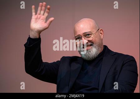 Turin, Italien. 27. Januar 2023 Stefano Bonaccini, Kandidat für das Amt des Sekretärs der PD (Demokratische Partei), hat während eines Ereignisses im Rahmen seines Wahlkampfes für die Primärwahlen der PD Gesten gezeigt. Am 26. Februar finden die Primärwahlen der Polizei statt, bei denen Stefano Bonaccini, Gianni Cuperlo, Paola De Micheli und Elly Schlein um die Rolle des Staatssekretärs kämpfen werden. Kredit: Nicolò Campo/Alamy Live News Stockfoto