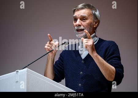 Turin, Italien. 27. Januar 2023 Graziano Delrio spricht auf der Bühne während einer Veranstaltung im Wahlkampf für die PD-Vorwahlen von Stefano Bonaccini. Am 26. Februar finden die Primärwahlen der Polizei statt, bei denen Stefano Bonaccini, Gianni Cuperlo, Paola De Micheli und Elly Schlein um die Rolle des Staatssekretärs kämpfen werden. Kredit: Nicolò Campo/Alamy Live News Stockfoto