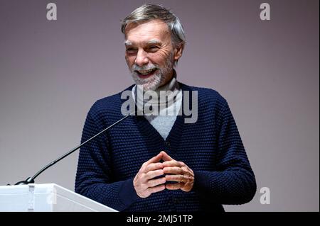 Turin, Italien. 27. Januar 2023 Graziano Delrio lächelt während einer Veranstaltung im Wahlkampf für die PD-Vorwahlen von Stefano Bonaccini. Am 26. Februar finden die Primärwahlen der Polizei statt, bei denen Stefano Bonaccini, Gianni Cuperlo, Paola De Micheli und Elly Schlein um die Rolle des Staatssekretärs kämpfen werden. Kredit: Nicolò Campo/Alamy Live News Stockfoto