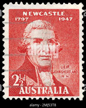 AUSTRALIEN - CIRCA 1947: Ein in AUSTRALIEN gedruckter Stempel zeigt das Porträt eines John Shortland, 150. Jahrestag der Entdeckung des Hunter River es Stockfoto