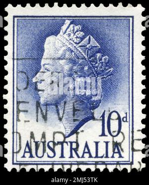 AUSTRALIEN - CIRCA 1957: Ein in AUSTRALIEN gedruckter Stempel zeigt das Porträt einer Queen Elizabeth II, Serie, circa 1957 Stockfoto