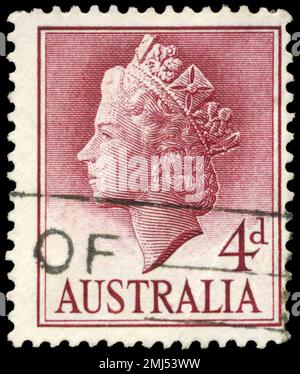 AUSTRALIEN - CIRCA 1957: Ein in AUSTRALIEN gedruckter Stempel zeigt das Porträt einer Queen Elizabeth II, Serie, circa 1957 Stockfoto