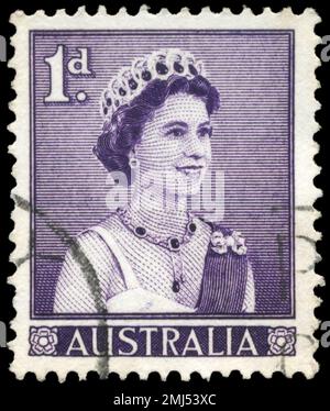 AUSTRALIEN - CIRCA 1959: Ein in AUSTRALIEN gedruckter Stempel zeigt das Porträt einer Königin Elizabeth II. Nach rechts, ca. 1959 Stockfoto