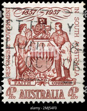 AUSTRALIEN - CIRCA 1957: Ein in AUSTRALIEN gedruckter Stempel zeigt den südaustralischen Wappen, Strafzettel der verantwortungsvollen Regierung, circa 1957 Stockfoto