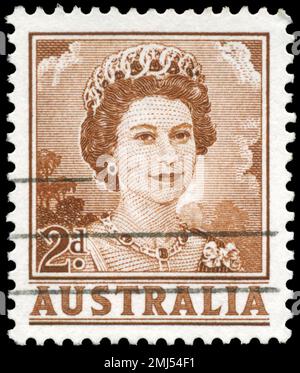 AUSTRALIEN - CIRCA 1959: Ein in AUSTRALIEN gedruckter Stempel zeigt das Porträt einer Queen Elizabeth II, Serie, circa 1959 Stockfoto