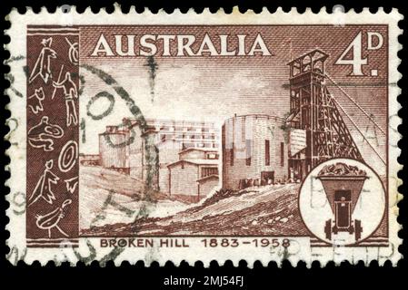 AUSTRALIEN - CIRCA 1958: Ein in AUSTRALIEN gedruckter Stempel zeigt die Broken Hill Mine, Mining Field, 75.-jähriges Jubiläum, ca. 1958 Stockfoto