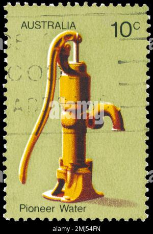 AUSTRALIEN - CA. 1972: Ein in AUSTRALIEN gedruckter Stempel zeigt die australische Pioneer Life-Serie Water Pump, ca. 1972 Stockfoto