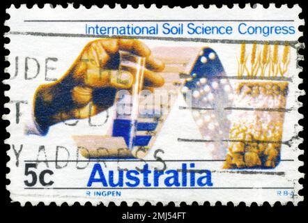 AUSTRALIEN - CA. 1968: Ein in AUSTRALIEN gedruckter Stempel zeigt die Bodentests durch Chemie und von Computer, 9. International Congress of Soil Scie Stockfoto